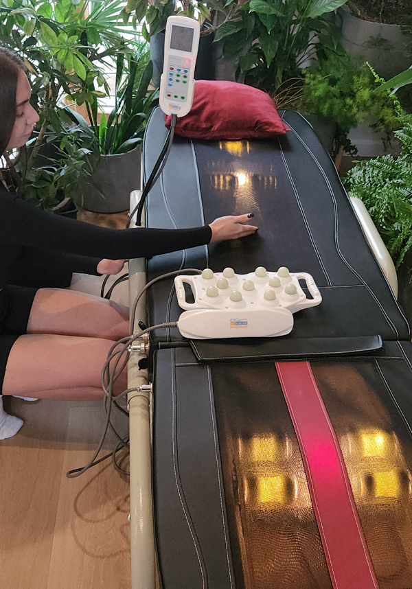 Handheld infrared jade heater supplied with the massage bed